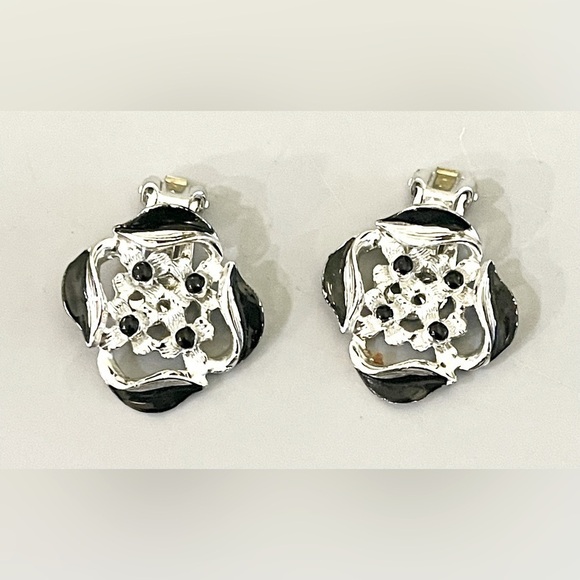3/$18 Black Enamel Ornate Clip Earrings Silver Tone Flower Art Nouveau Onyx - Picture 3 of 5